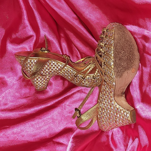 GOLD VINCE CAMUTO SANDALS - Picture 2 of 6